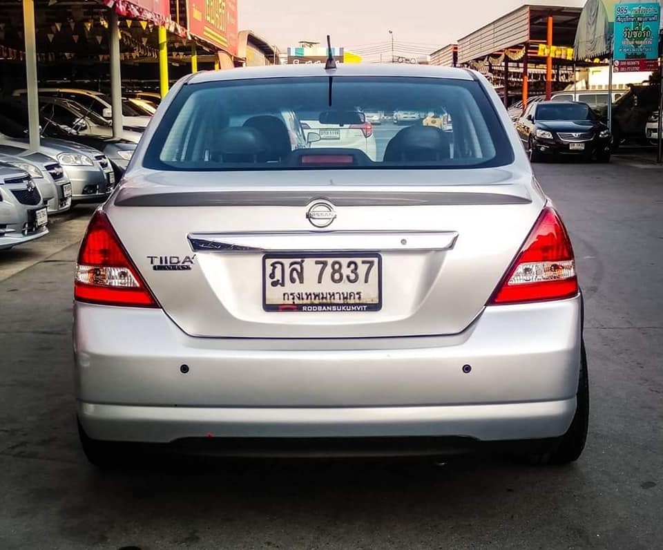 Nissan Tiida ปี 2010 สีเงิน