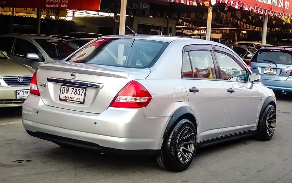 Nissan Tiida ปี 2010 สีเงิน