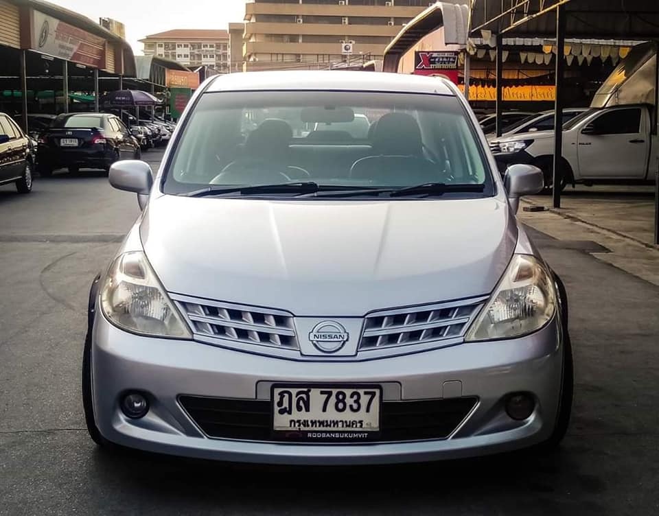 Nissan Tiida ปี 2010 สีเงิน