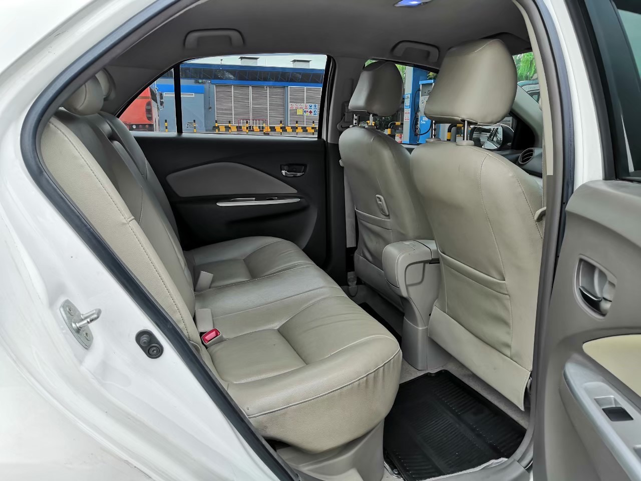 Toyota Vios ปี 2011 สีขาว (รูปที่ 7)