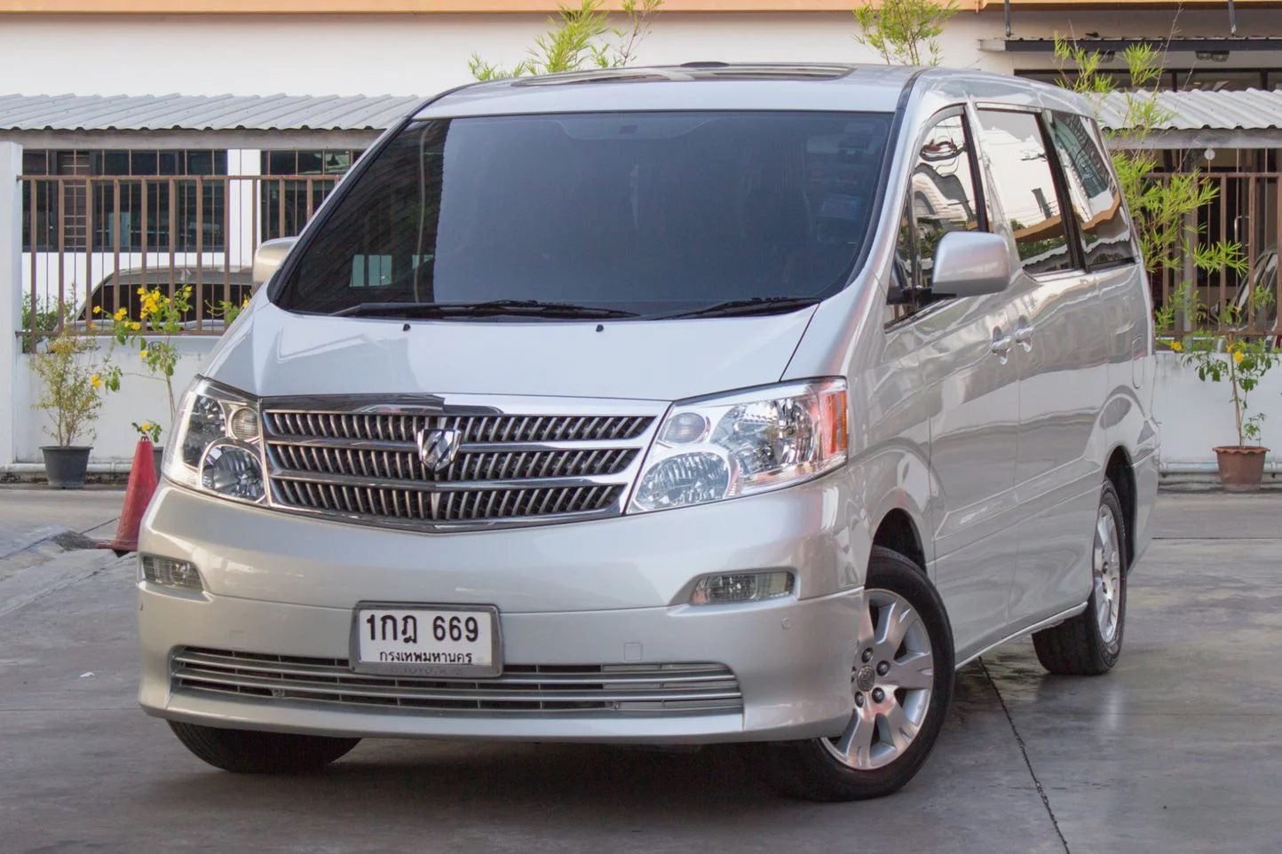 Toyota Alphard ปี 2002 สีเทา