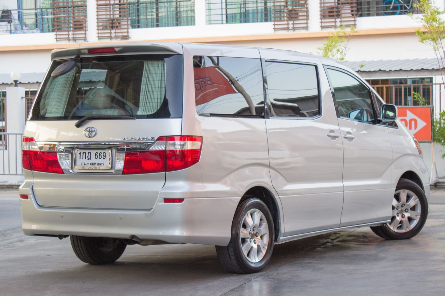 Toyota Alphard ปี 2002 สีเทา