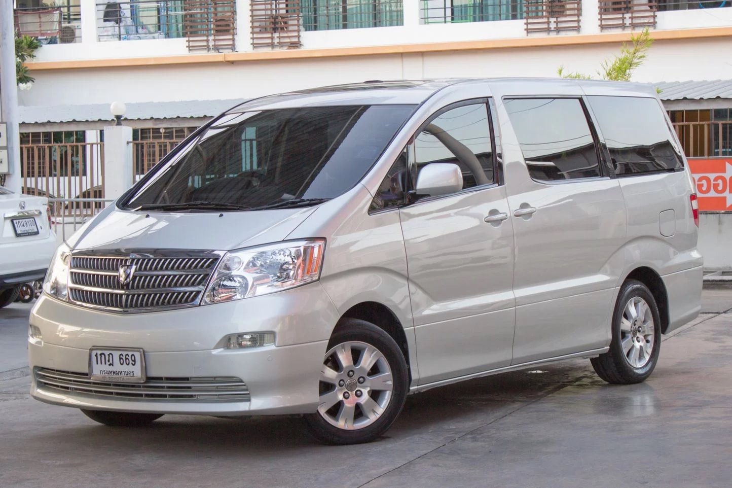 Toyota Alphard ปี 2002 สีเทา
