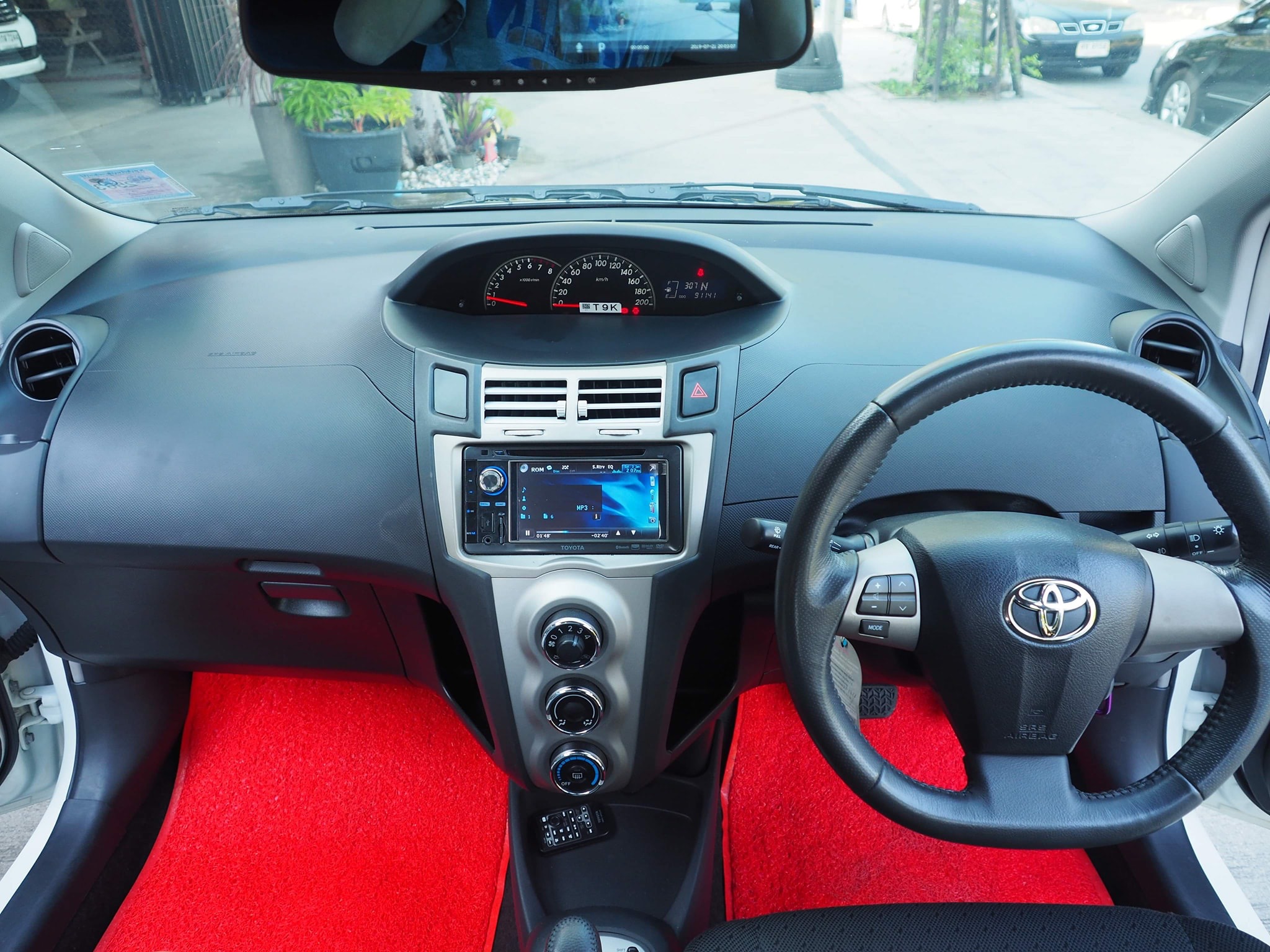 Toyota Yaris ปี 2013 สีขาว (รูปที่ 6)
