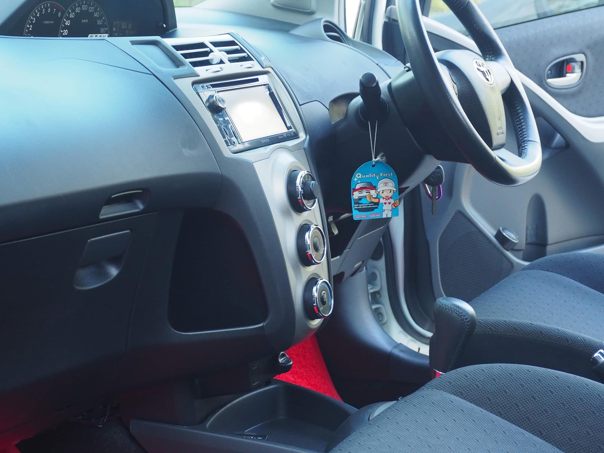 Toyota Yaris ปี 2013 สีขาว (รูปที่ 7)