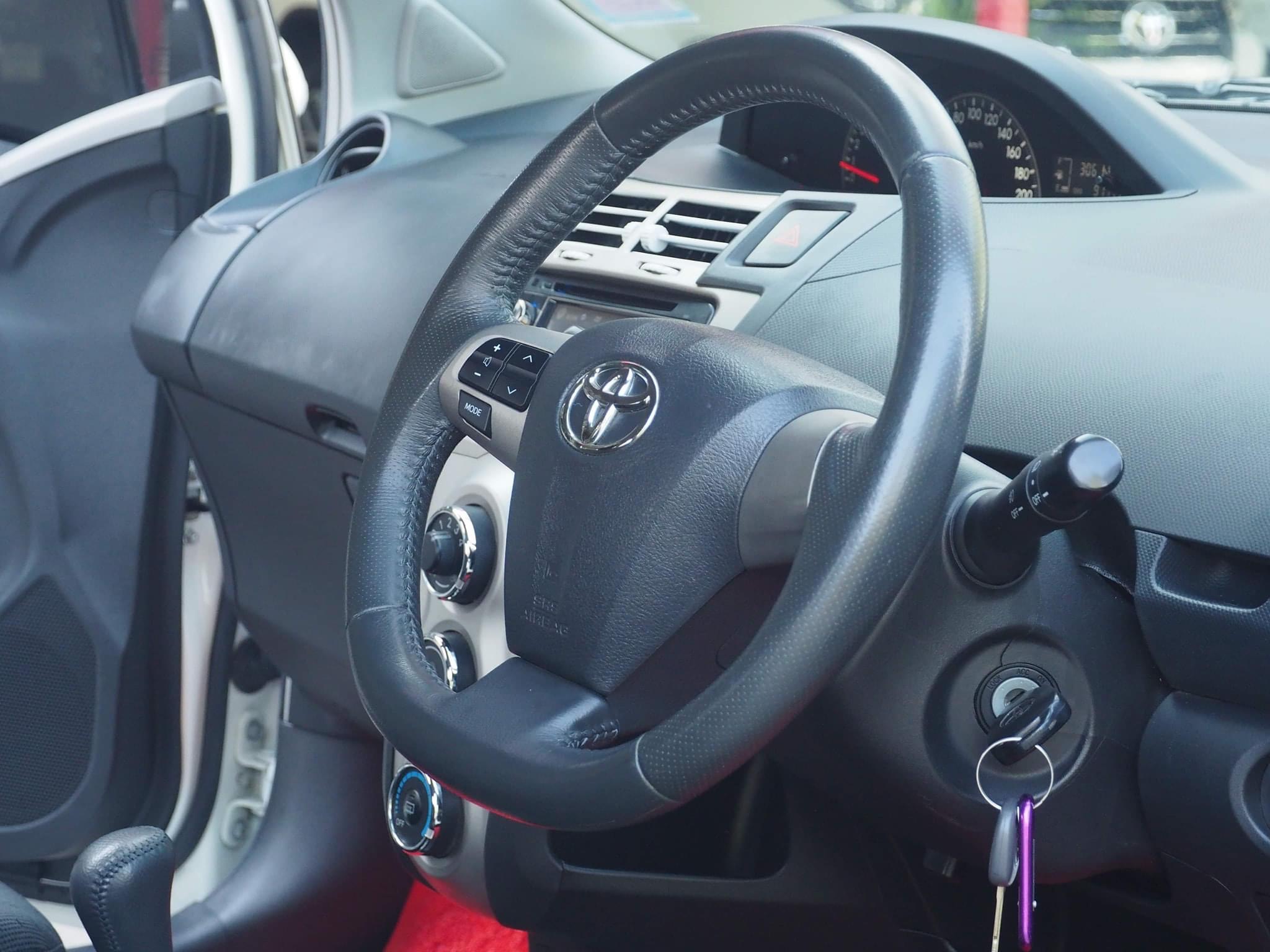 Toyota Yaris ปี 2013 สีขาว (รูปที่ 4)