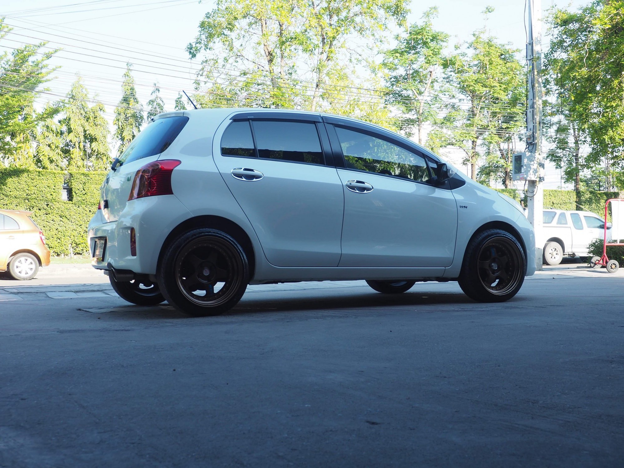 Toyota Yaris ปี 2013 สีขาว (รูปที่ 2)