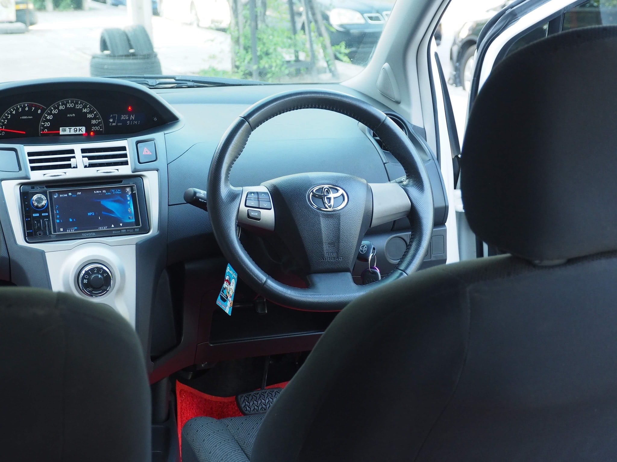Toyota Yaris ปี 2013 สีขาว (รูปที่ 5)