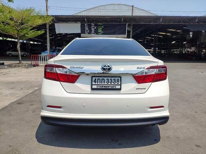 Toyota Camry ปี 2015 สีขาว