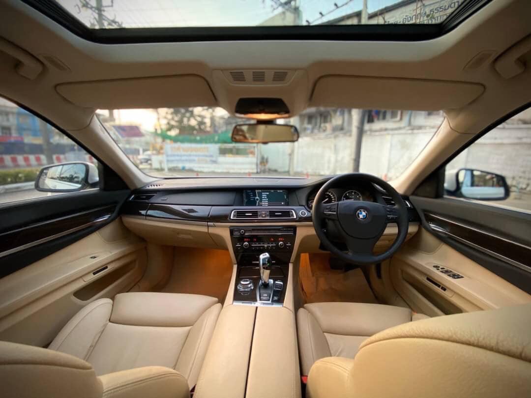 BMW 7 Series Gen5 F01 730Ld ปี 2012 สีขาว (รูปที่ 7)