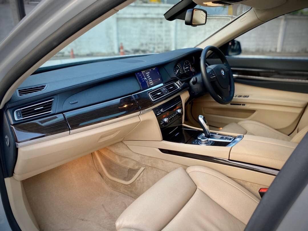 BMW 7 Series Gen5 F01 730Ld ปี 2012 สีขาว (รูปที่ 13)