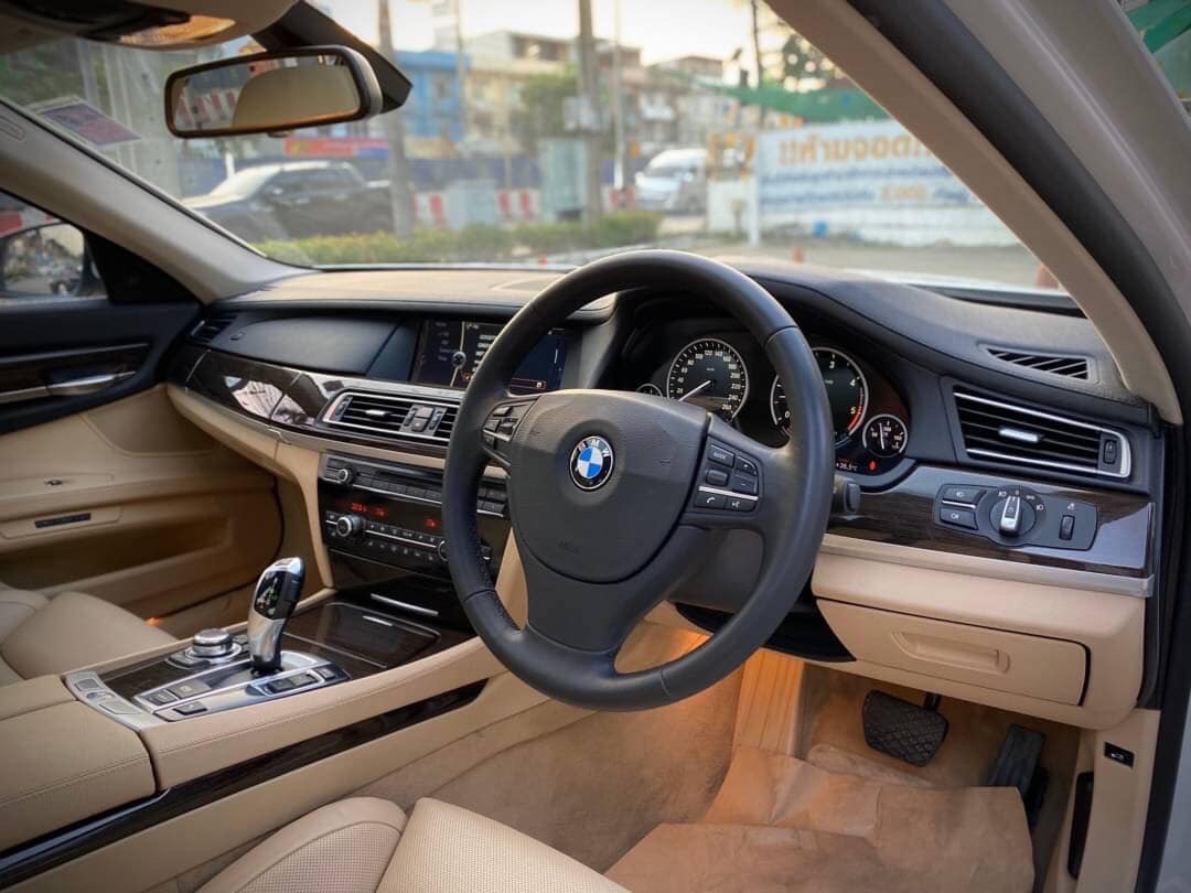 BMW 7 Series Gen5 F01 730Ld ปี 2012 สีขาว (รูปที่ 15)