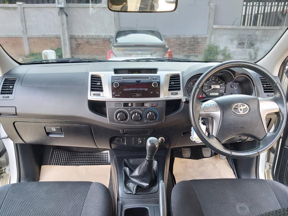 Toyota Hilux Vigo Prerunner (Cab) ปี 2015 สีขาว (รูปที่ 4)
