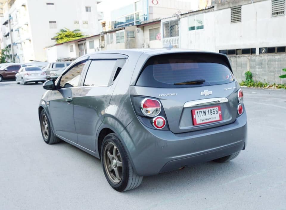Chevrolet Sonic โฉม 5 ประตู ปี 2013 สีเทา (รูปที่ 3)