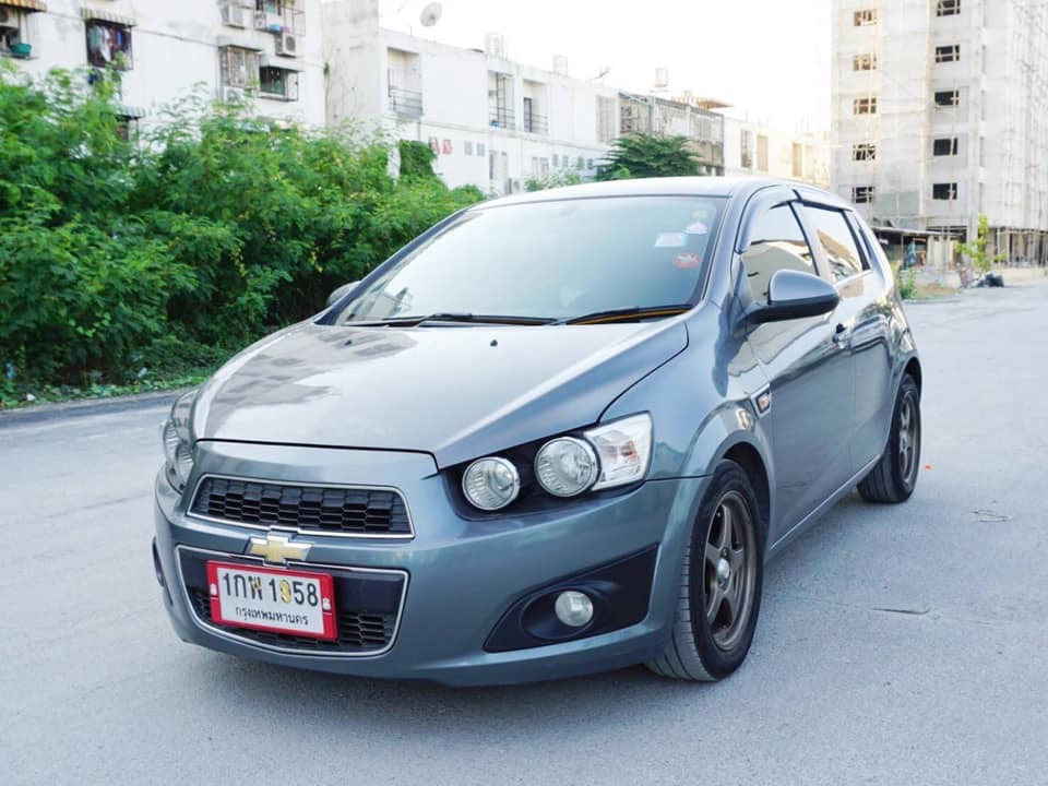 Chevrolet Sonic โฉม 5 ประตู ปี 2013 สีเทา (รูปที่ 2)