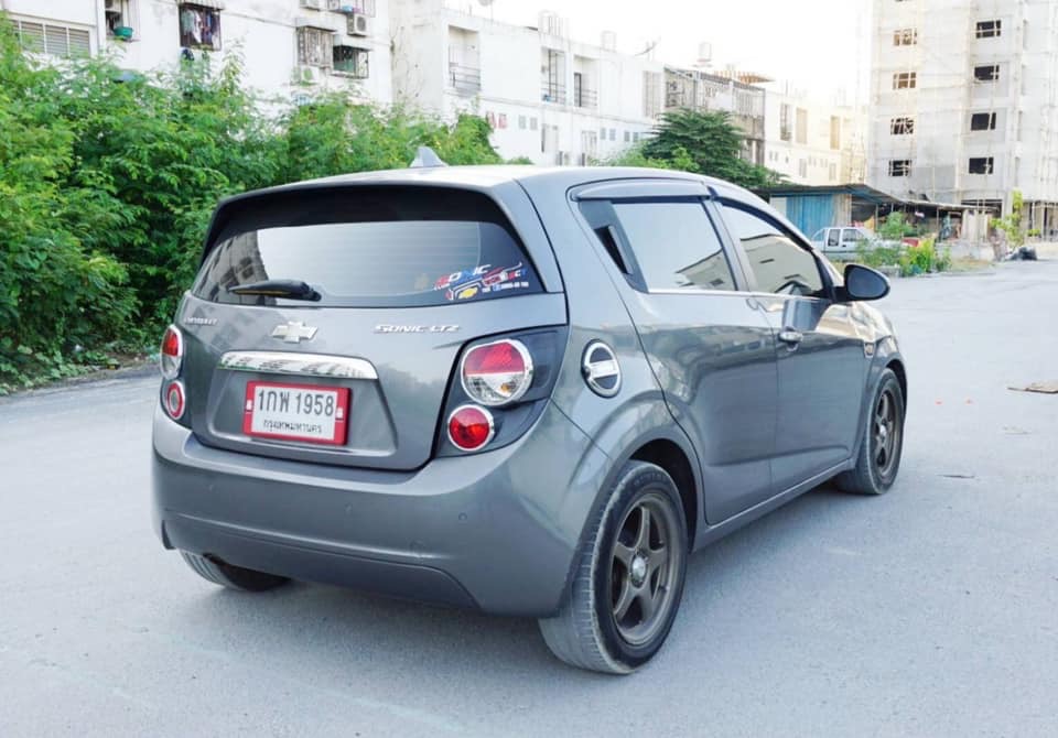 Chevrolet Sonic โฉม 5 ประตู ปี 2013 สีเทา (รูปที่ 4)