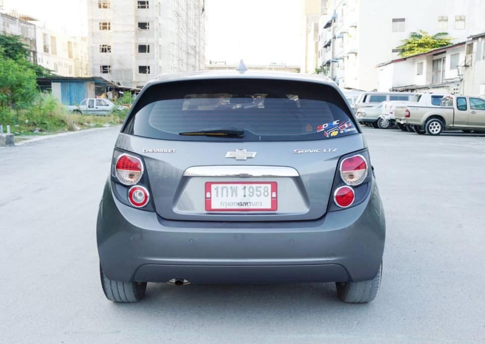 Chevrolet Sonic โฉม 5 ประตู ปี 2013 สีเทา (รูปที่ 6)