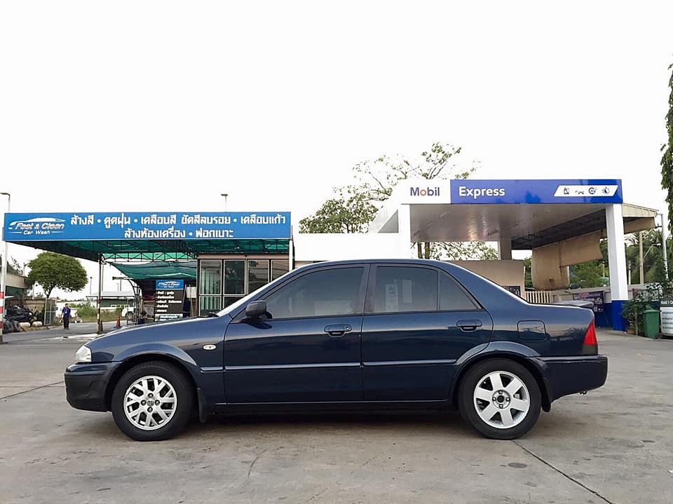 Ford Laser ปี 2000 สีน้ำเงิน