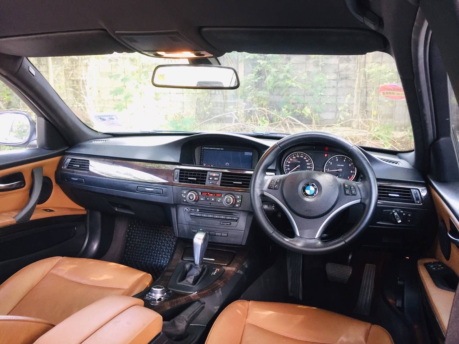BMW 320i ปี 2012 สีดำ (รูปที่ 3)