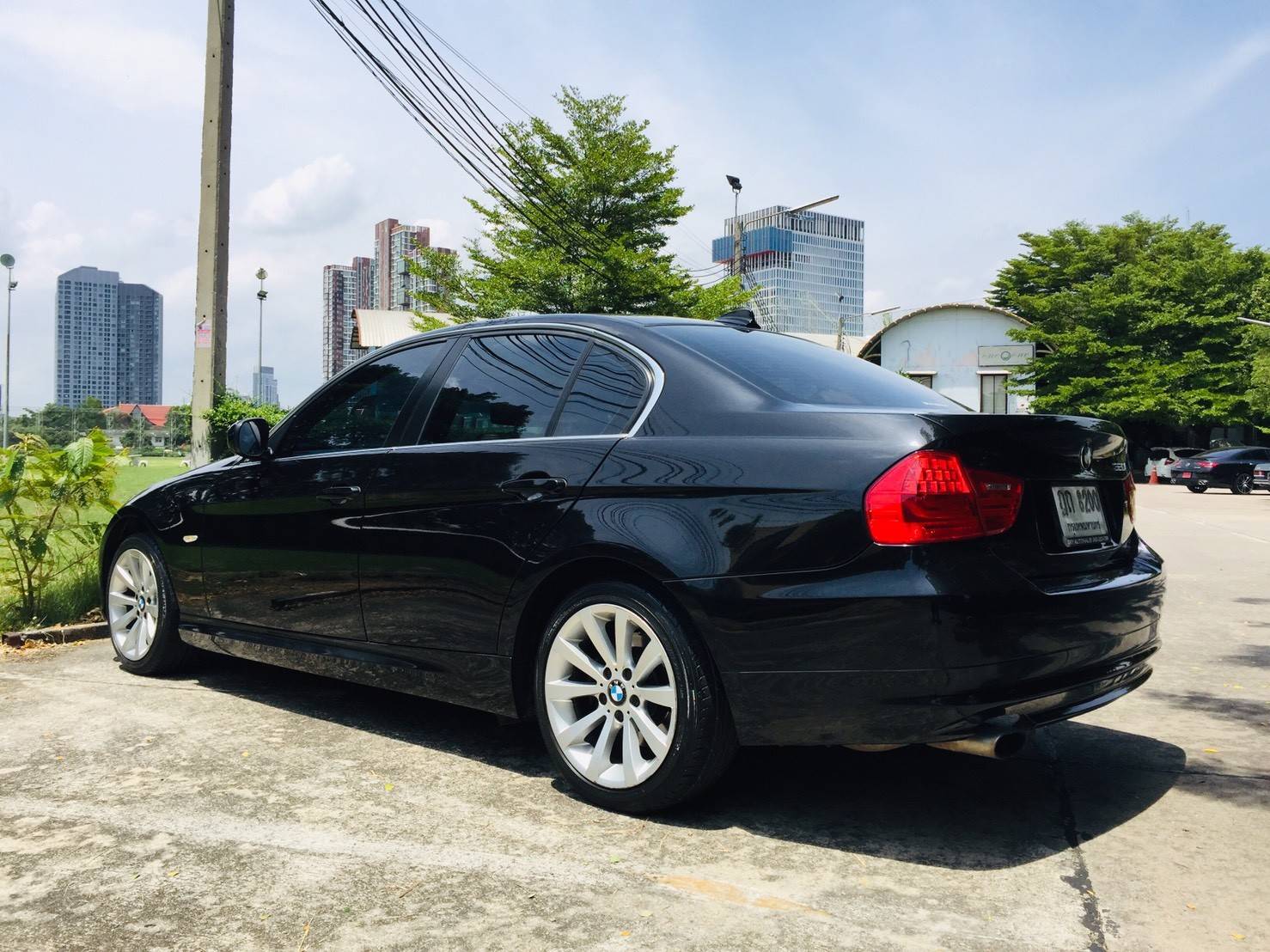 BMW 320i ปี 2012 สีดำ (รูปที่ 6)