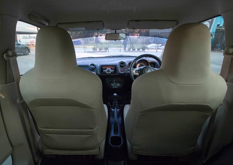 Honda Brio ปี 2011 สีขาว (รูปที่ 13)