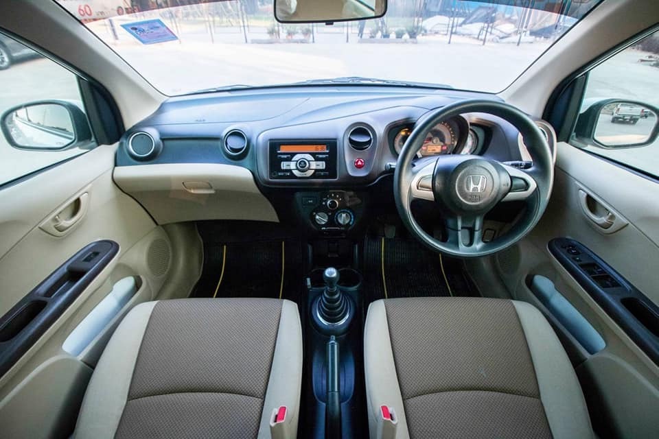 Honda Brio ปี 2011 สีขาว (รูปที่ 17)