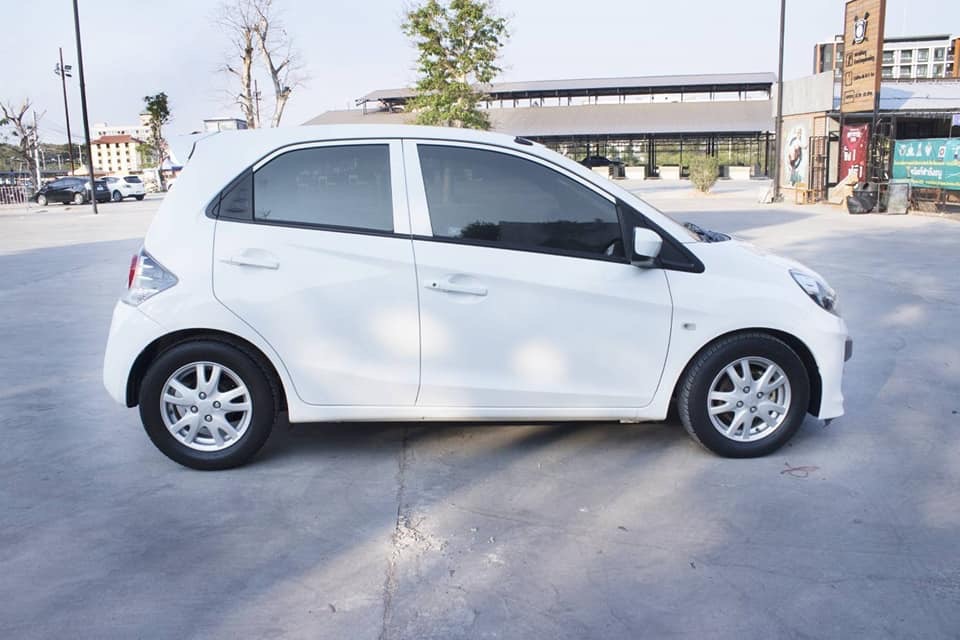 Honda Brio ปี 2011 สีขาว (รูปที่ 4)