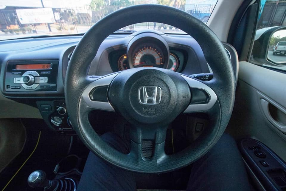 Honda Brio ปี 2011 สีขาว (รูปที่ 12)