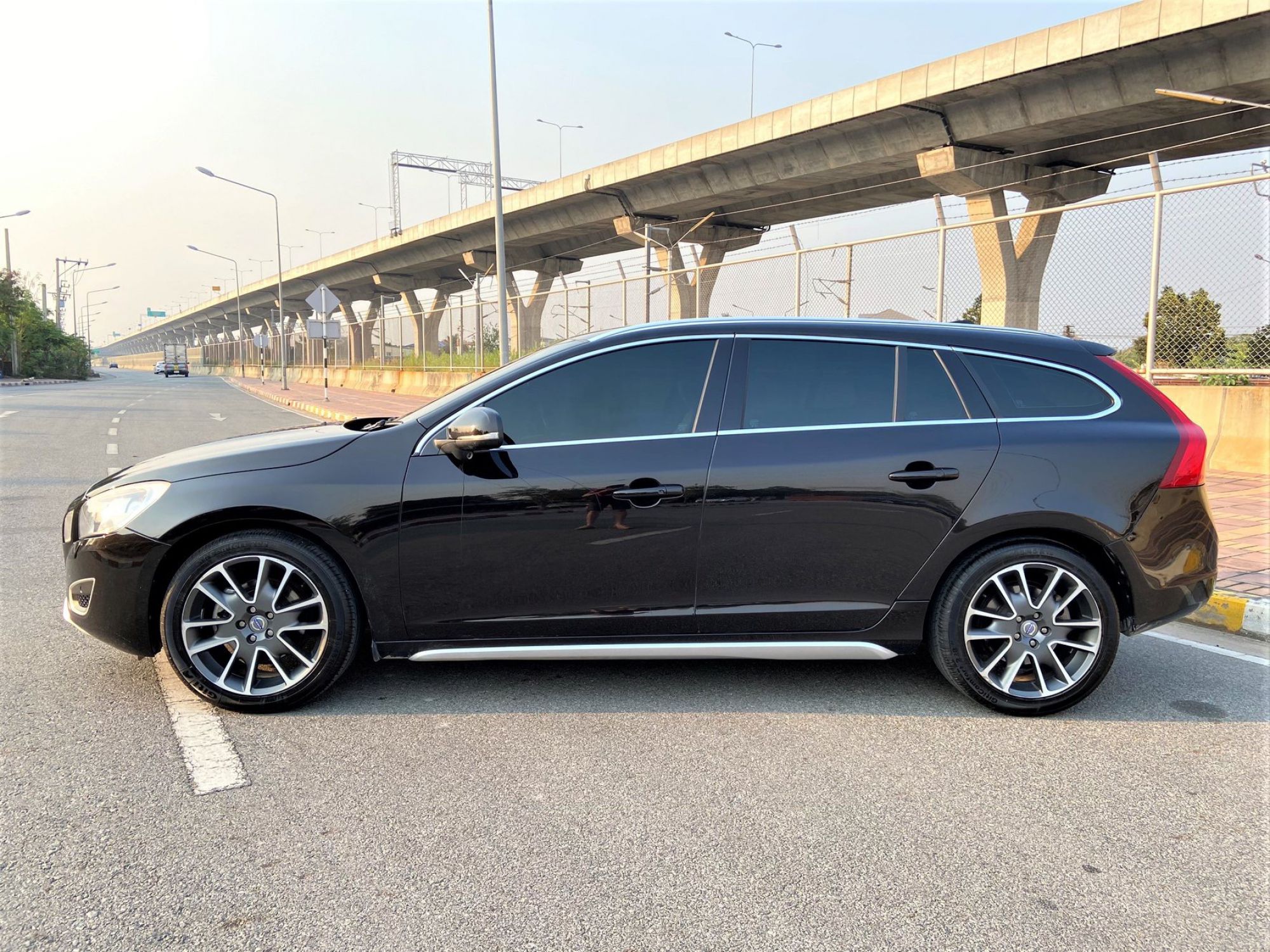 Volvo V60 ปี 2013 สีดำ (รูปที่ 5)