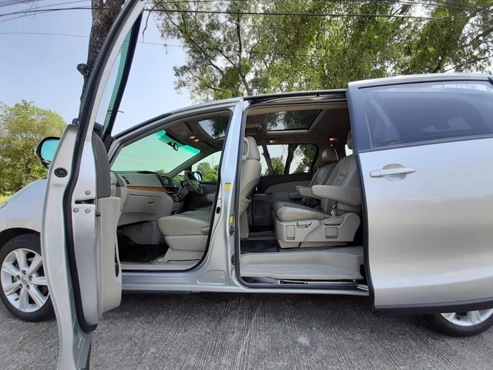 Toyota Estima ปี 2011 สีเงิน