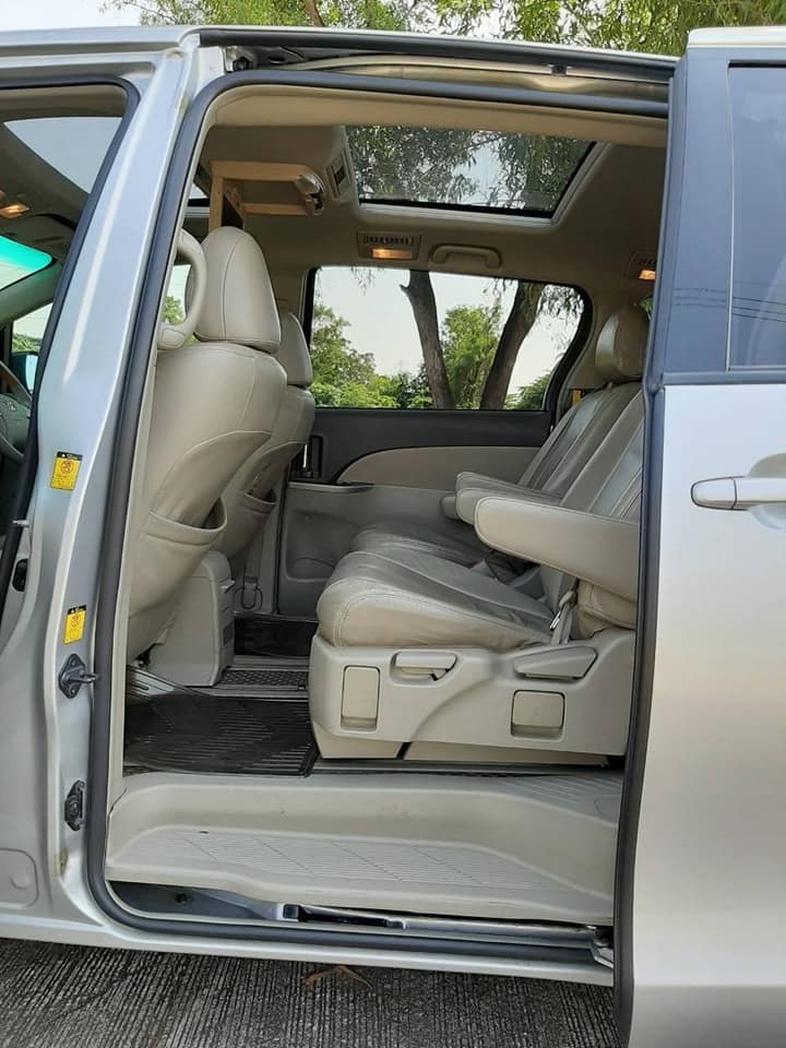 Toyota Estima ปี 2011 สีเงิน (รูปที่ 10)