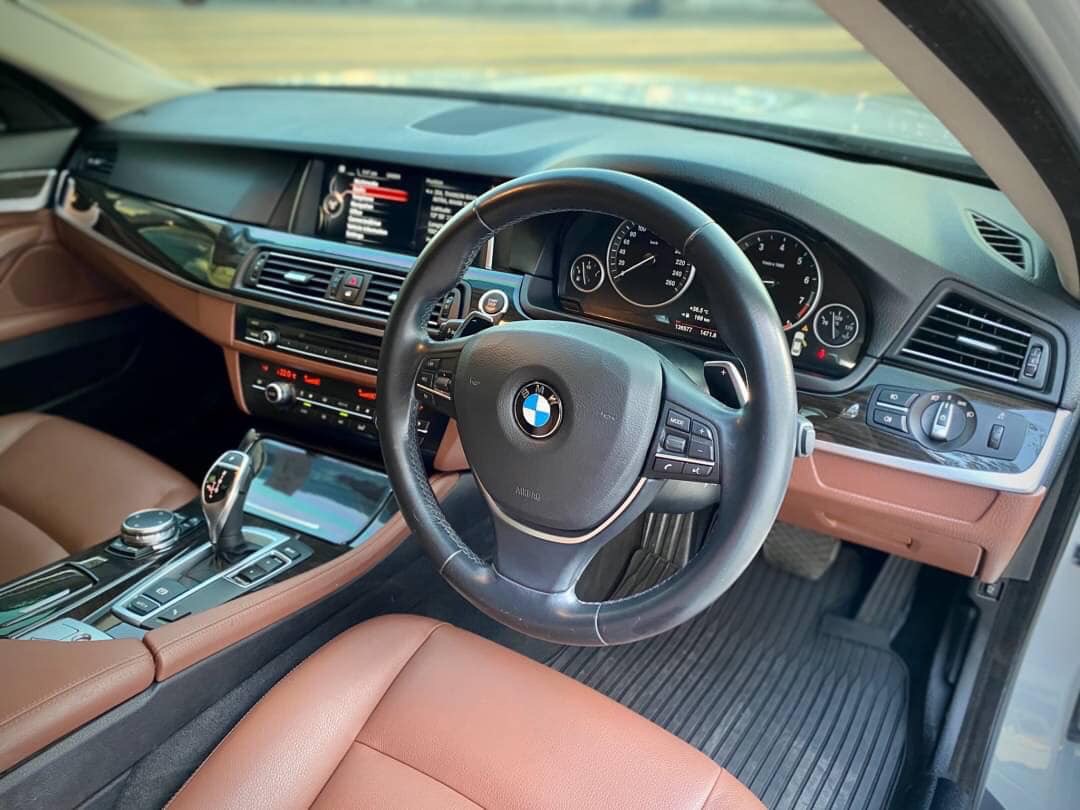 BMW 5 Series F10 528i ปี 2015 สีขาว (รูปที่ 19)