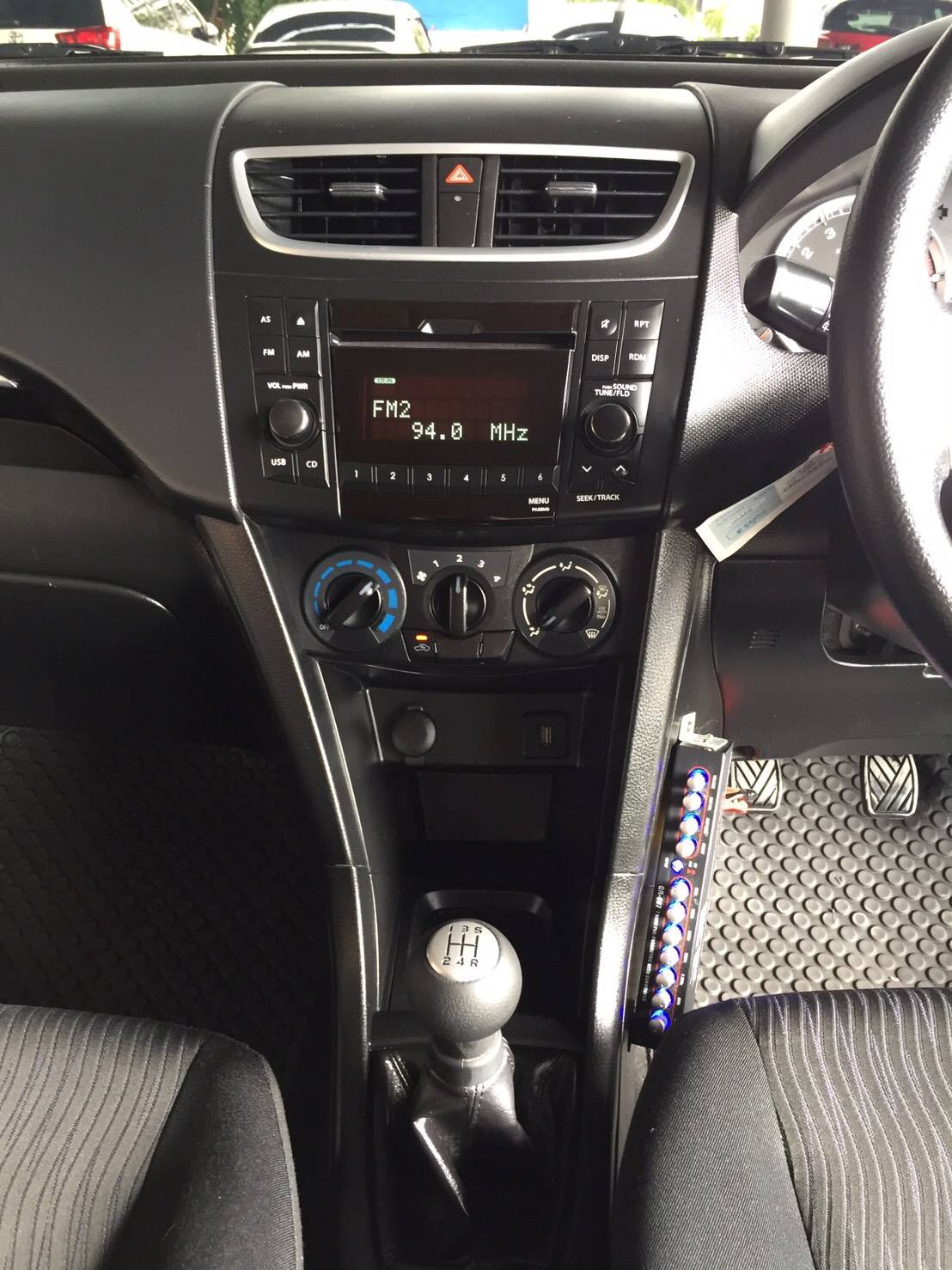 Suzuki Swift ปี 2015 สีขาว (รูปที่ 4)