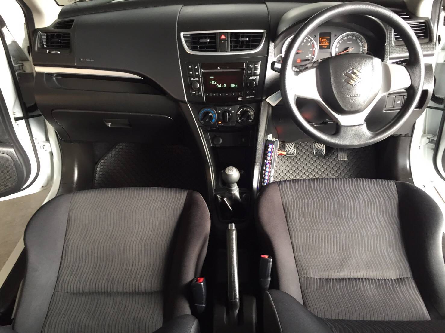 Suzuki Swift ปี 2015 สีขาว (รูปที่ 6)