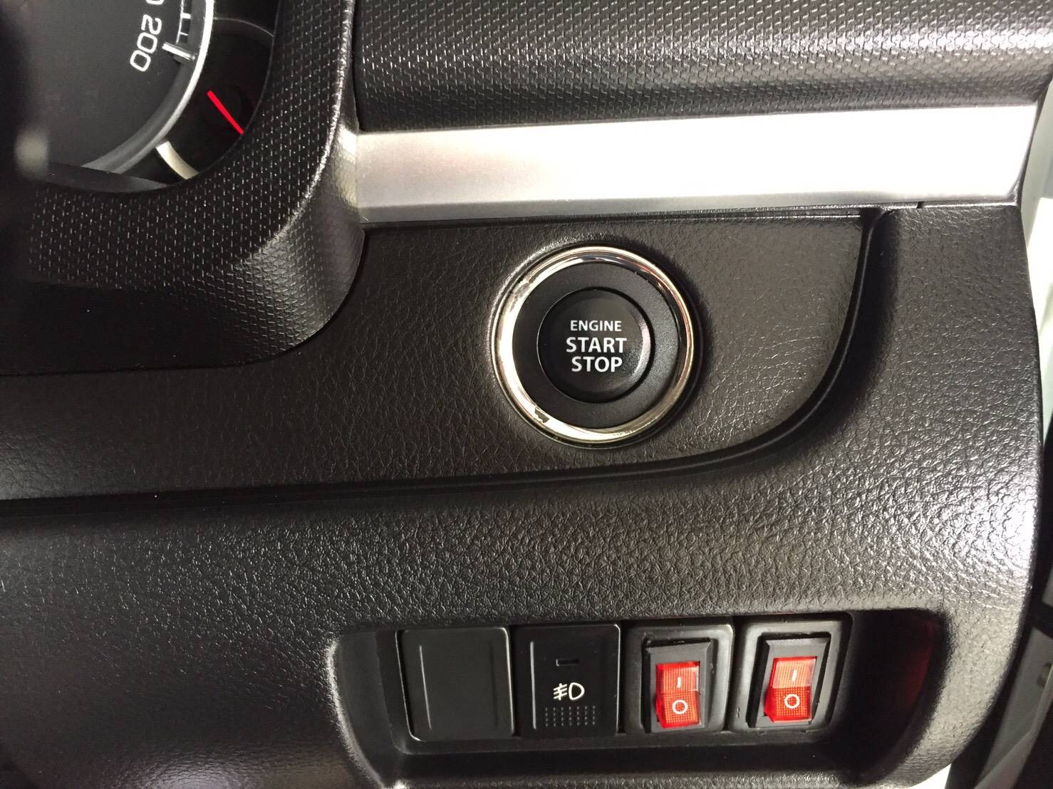 Suzuki Swift ปี 2015 สีขาว (รูปที่ 3)