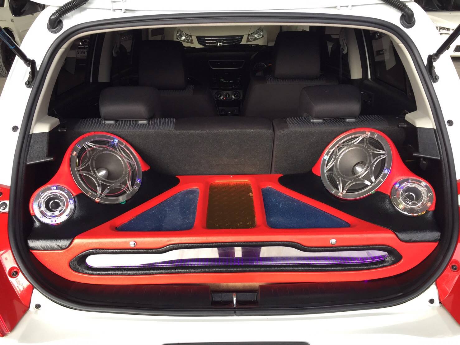 Suzuki Swift ปี 2015 สีขาว (รูปที่ 10)