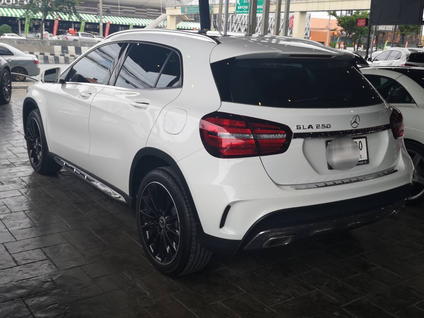 Mercedes-Benz GLA-Class X156 GLA250 ปี 2018 สีขาว (รูปที่ 2)