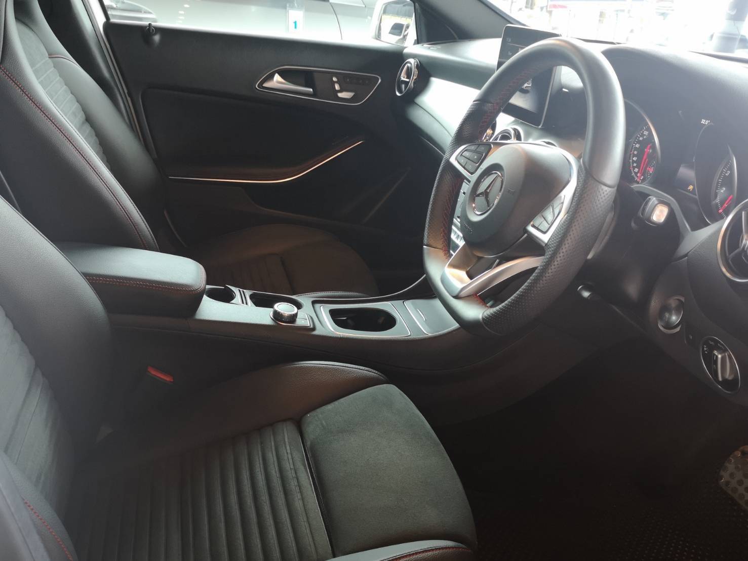 Mercedes-Benz GLA-Class X156 GLA250 ปี 2018 สีขาว (รูปที่ 14)