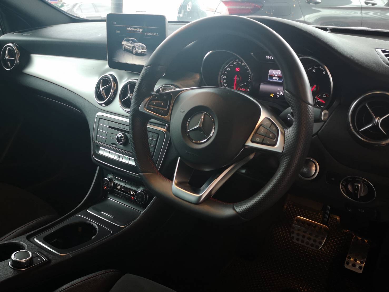Mercedes-Benz GLA-Class X156 GLA250 ปี 2018 สีขาว (รูปที่ 15)