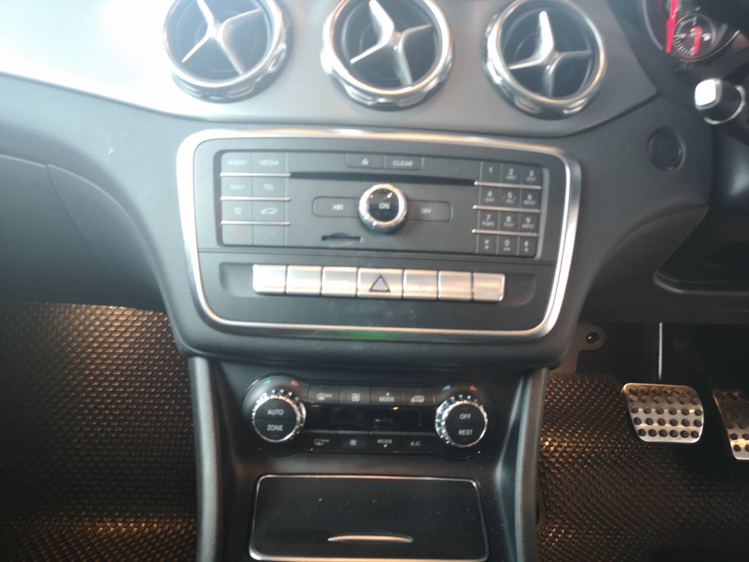 Mercedes-Benz GLA-Class X156 GLA250 ปี 2018 สีขาว (รูปที่ 11)