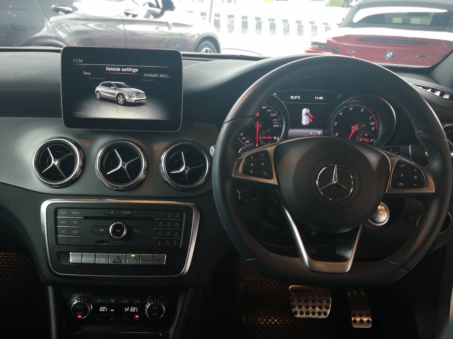Mercedes-Benz GLA-Class X156 GLA250 ปี 2018 สีขาว (รูปที่ 12)