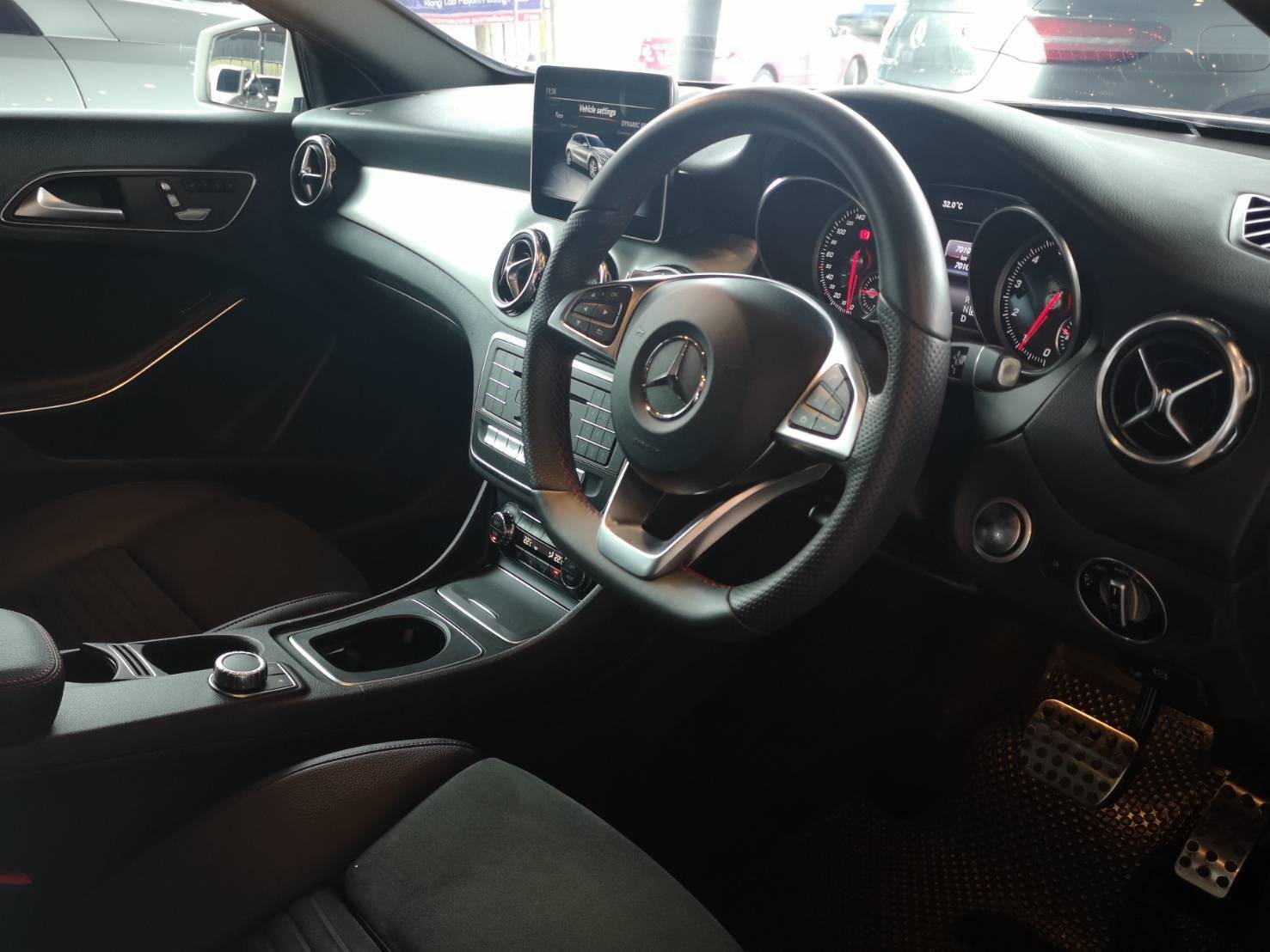 Mercedes-Benz GLA-Class X156 GLA250 ปี 2018 สีขาว (รูปที่ 17)