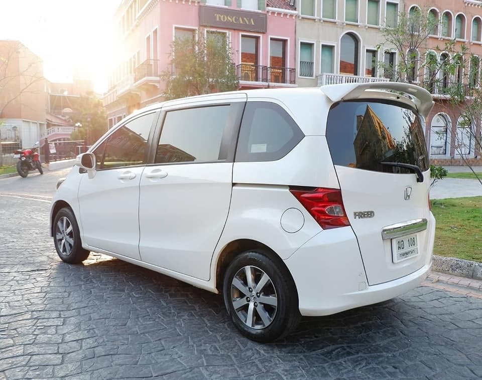 Honda Freed ปี 2011 สีขาว (รูปที่ 2)