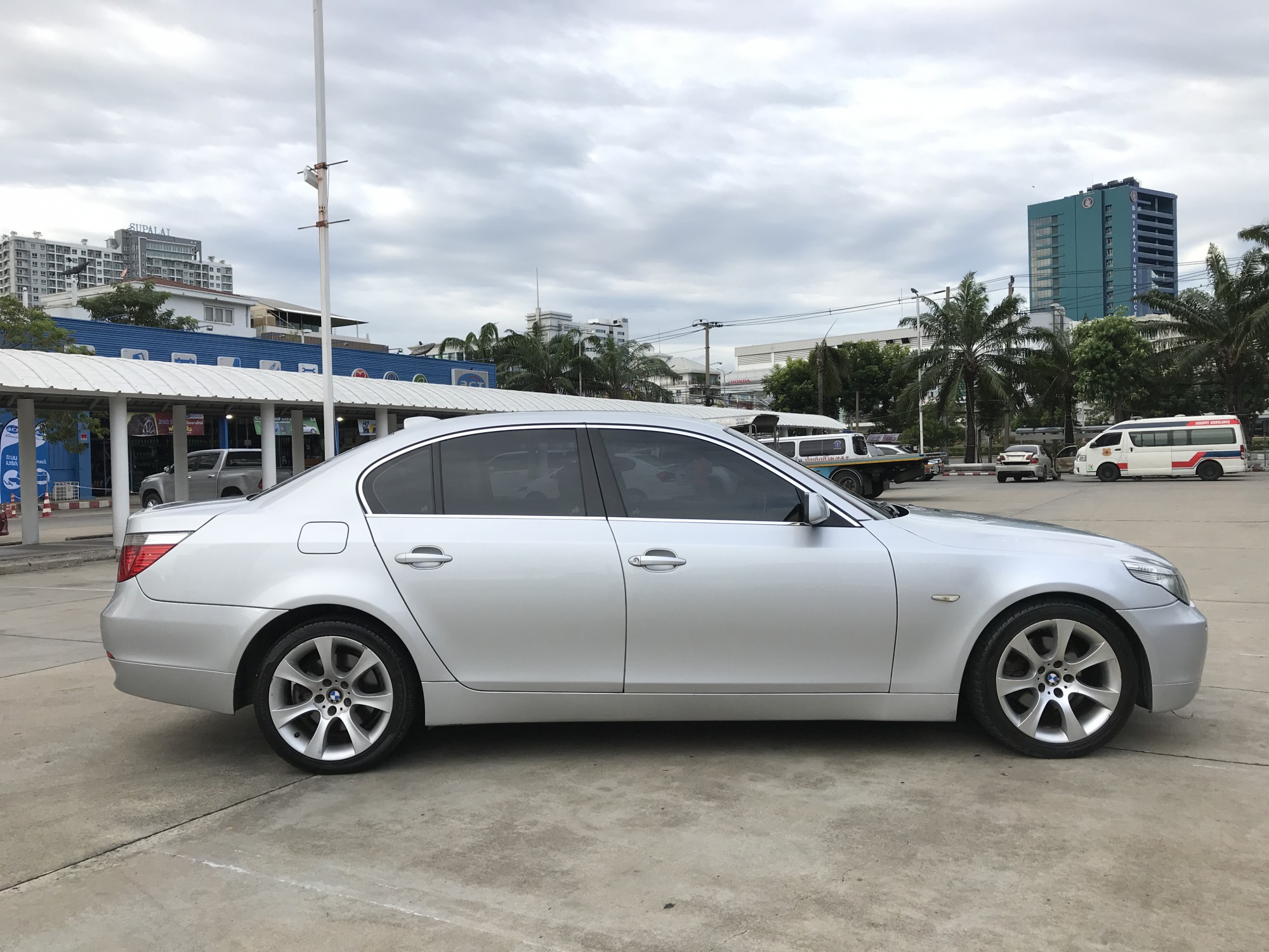 BMW 5 Series Gen5 E60 520i ปี 2004 สีเทา (รูปที่ 4)