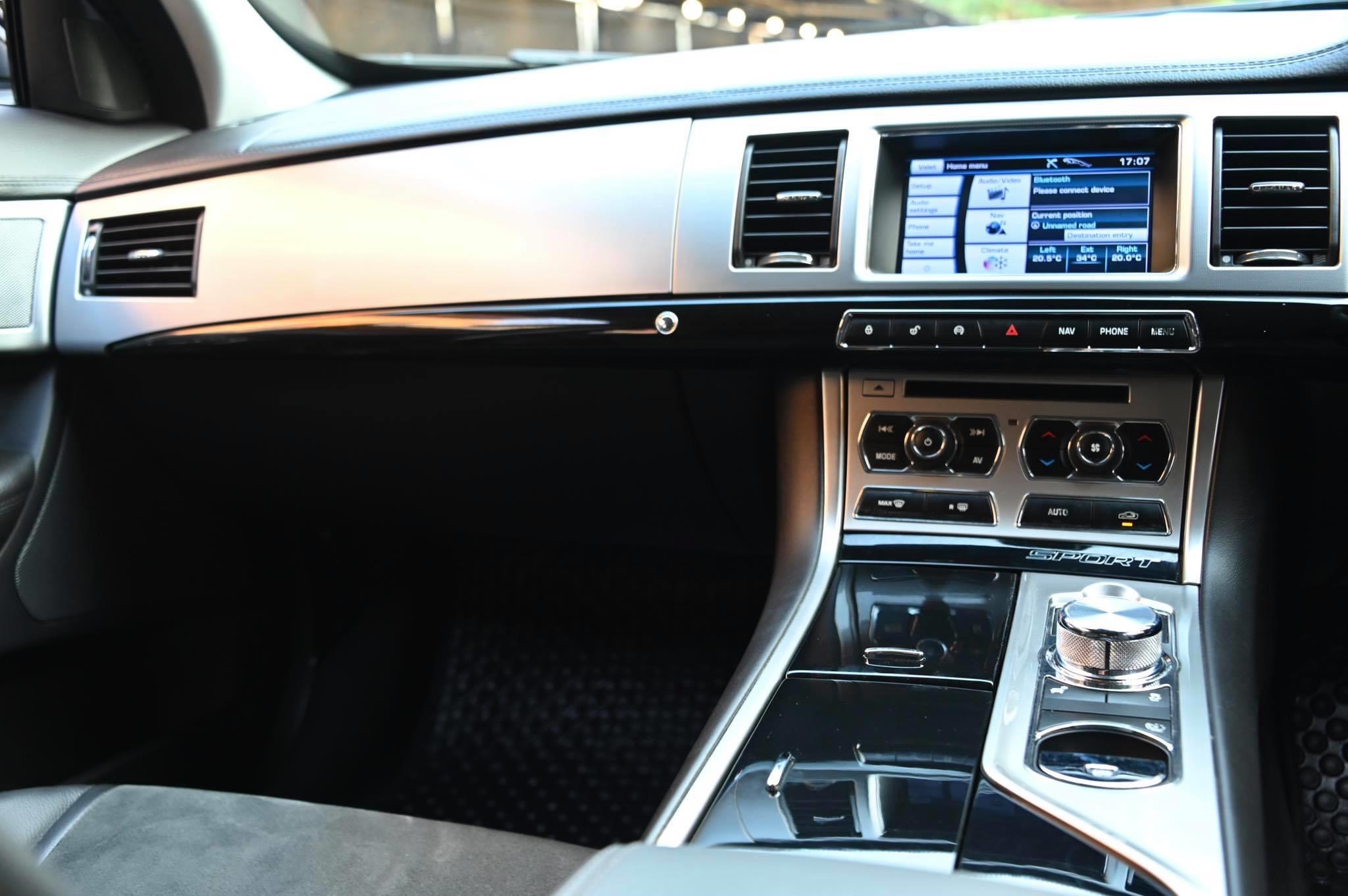 Jaguar XF 2013 สีดำ (รูปที่ 17)