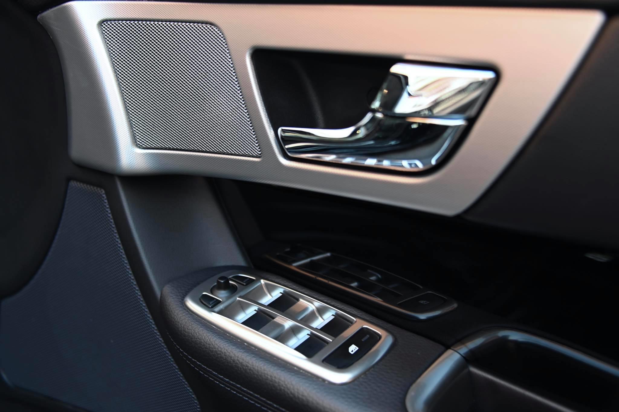 Jaguar XF 2013 สีดำ (รูปที่ 23)