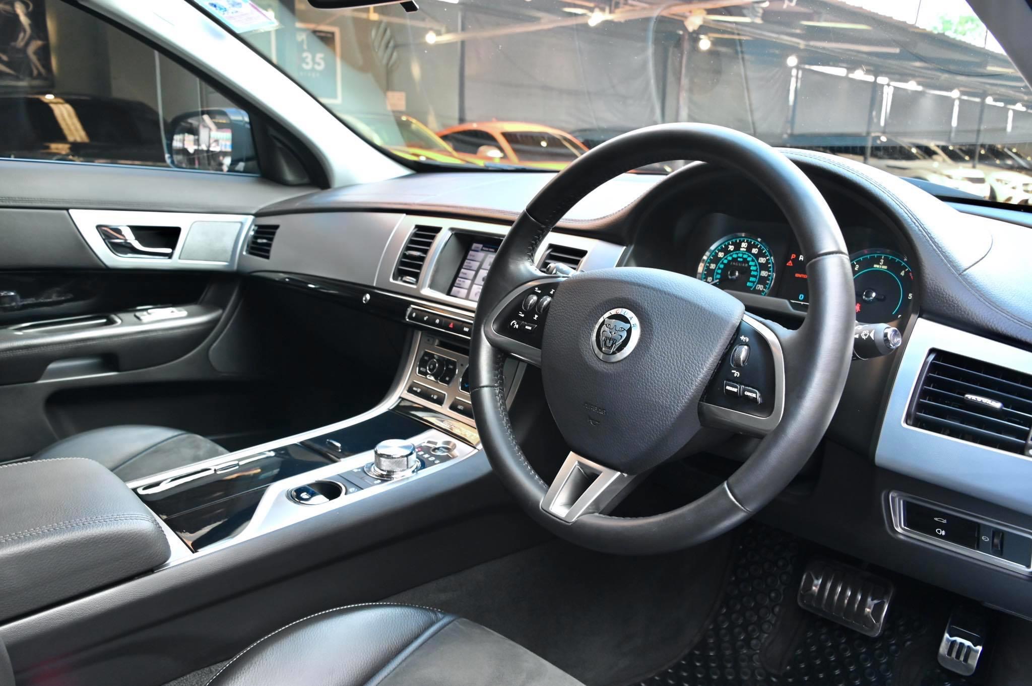 Jaguar XF 2013 สีดำ (รูปที่ 13)