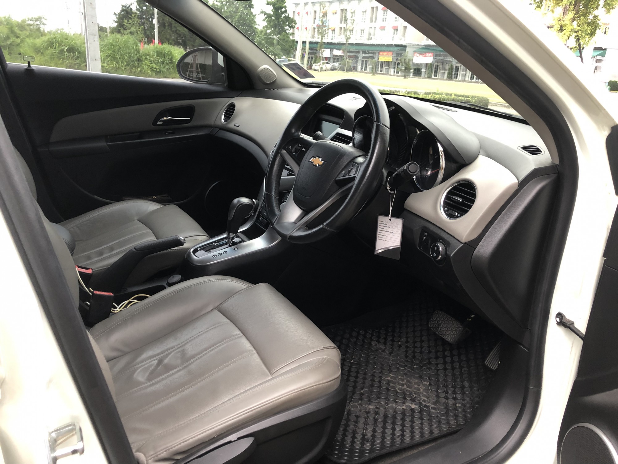 Chevrolet Cruze ปี 2012 สีขาว (รูปที่ 6)