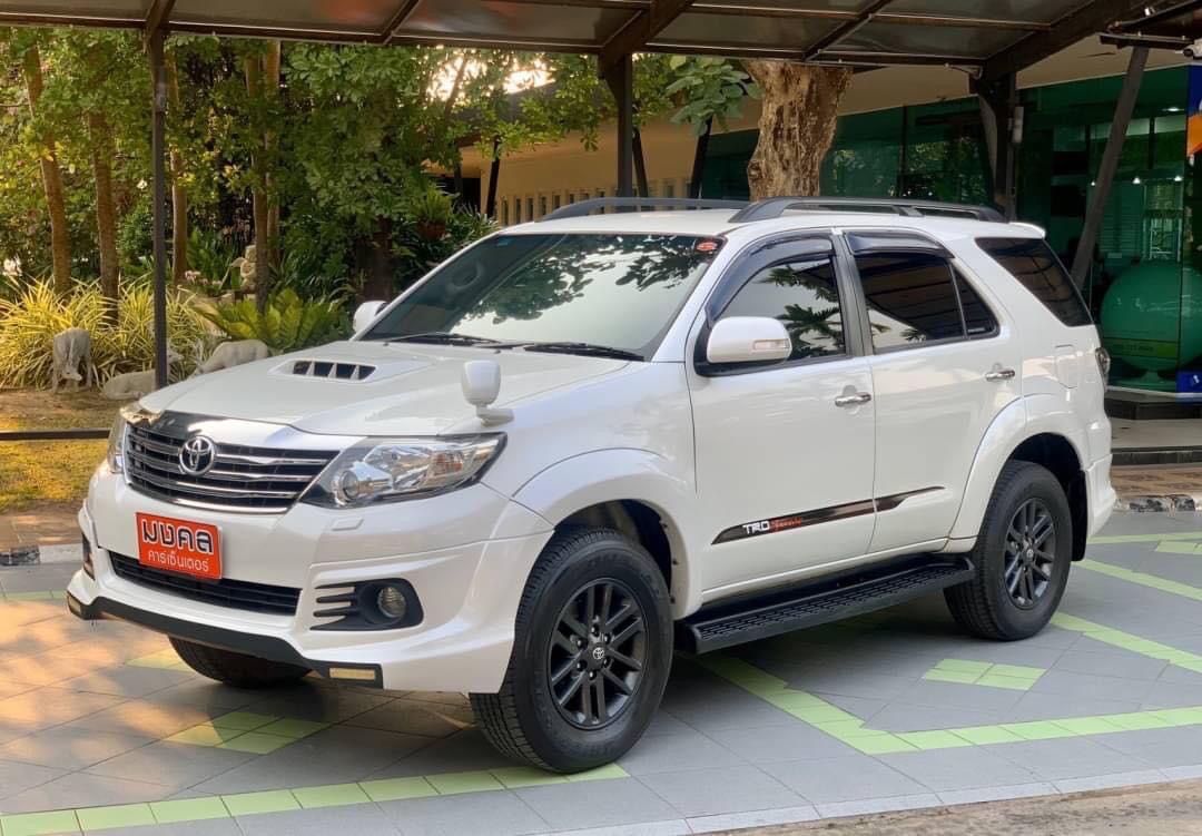 Toyota Fortuner ไมเนอร์เชนจ์ 2 ปี 2014 สีขาว
