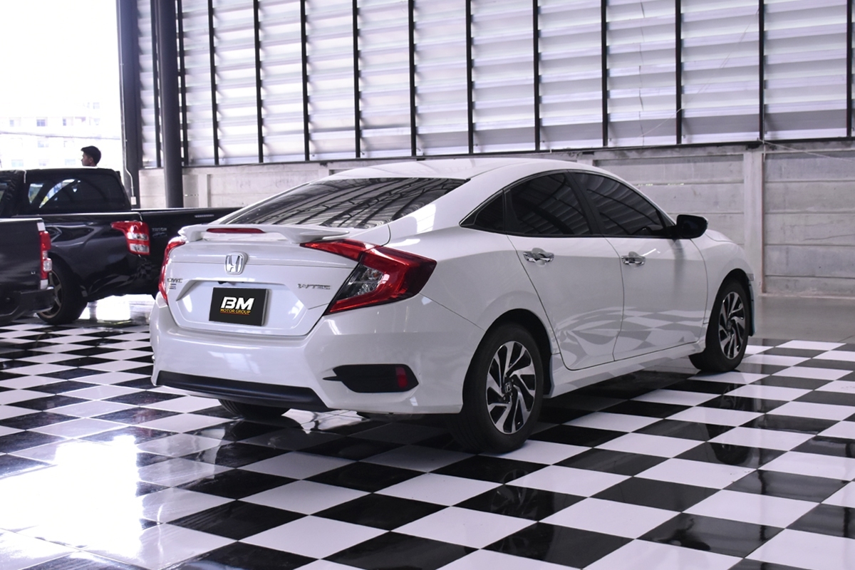 Honda Civic FC โฉม 4 ประตู ปี 2016 สีขาว